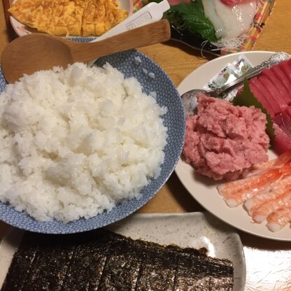 手巻き寿司にしましたぁ〜(*´꒳`*)
沢山炊いたご飯がほとんど胃袋へ・・
ごちそうさまです(*´꒳`*)